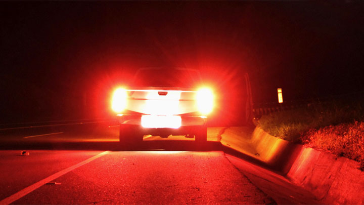 Las luces de freno no se apagan mientras conduces.