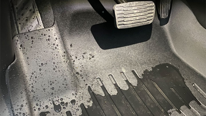 goteando agua en el auto