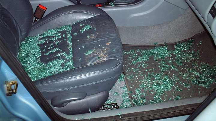 quitar vidrios rotos del auto